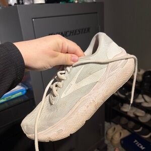 SIZE 8 BROOKS GHOST MAX
